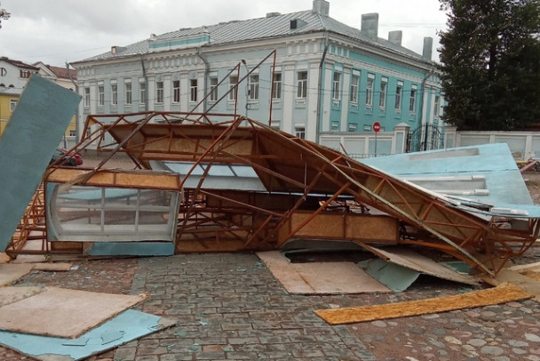 «Без бензопилы не выезжайте». В Выборге ветром сносило деревья и реквизит для кино