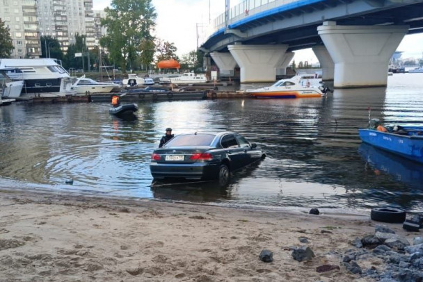 Из воды в Петербурге буксировали люксовую BMW