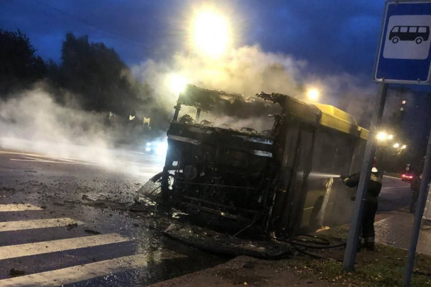 Видео: В Выборге во время рейса загорелся автобус. Пассажиры успели спастись