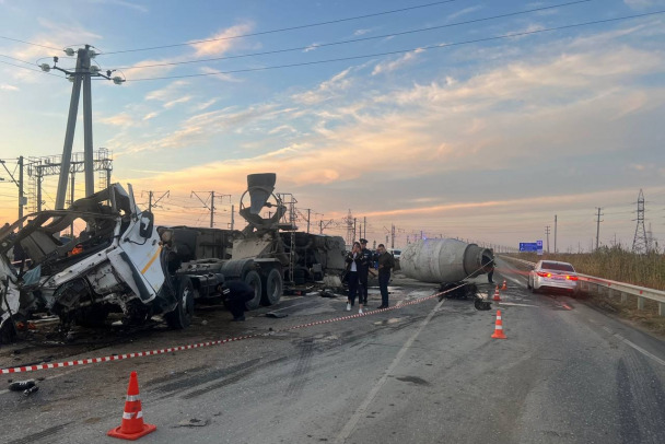 В Астраханской области автобус столкнулся с бетономешалкой. Три человека погибли, больше десятка пострадали