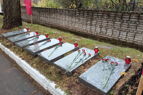 В Тихвине предали земле останки трех бойцов Красной Армии и установили семь мемориальных плит