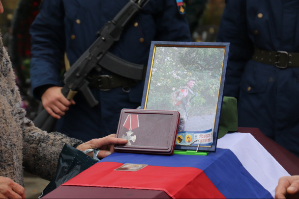 Жители Кировска простились с военнослужащим, погибшим на СВО