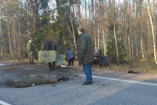 Под Каменкой Тойота вылетела в кювет. На дороге осталась девушка в военной форме  фото