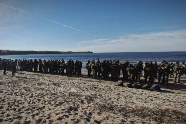 У бухты Батарейная собрались почти 2 тысячи человек в военной форме. Это был масштабный страйкбол