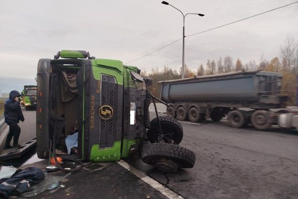 На «Скандинавии» грузовик наехал на барьер и перевернулся, водитель погиб. Сердце другого шофера остановилось в кювете «Сортавалы»