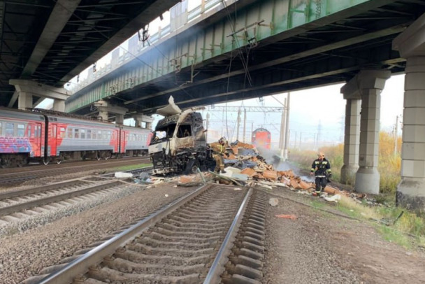 В жутком ДТП с грузовиком в Петербурге погиб водитель из Тихвина