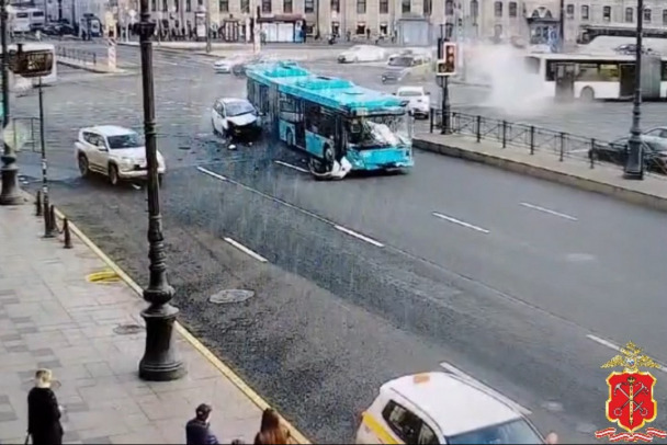 Массовая авария с рейсовым автобусом в Петербурге стала уголовным делом. Проводится обыск в компании-перевозчике