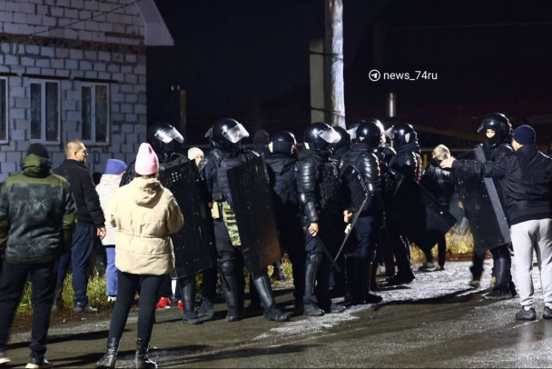 В Челябинской области после убийства таксистки утроили народный сход у дома подозреваемого