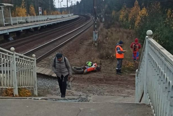 Мотоциклист попал под поезд в Лемболово