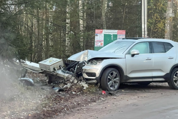 Под Сертолово Volvo впечаталась в опору ЛЭП. Водитель дожидался ГАИ дома