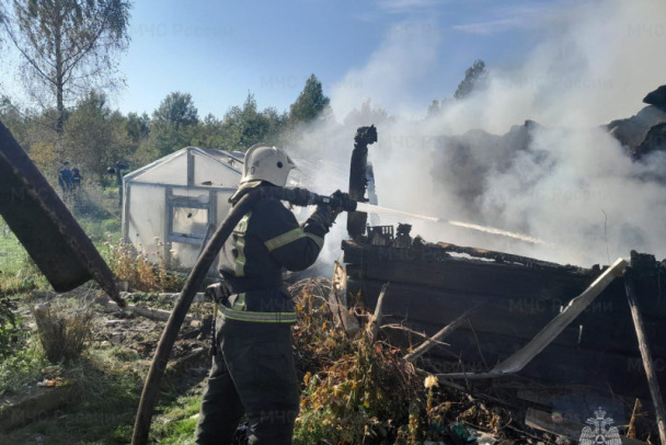 Пенсионера увезли в больницу из горящих хозпостроек в Коммунаре