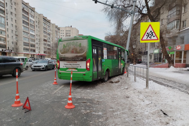 В Тюмени водитель автобуса 'вильнул' в столб: 10 пострадавших