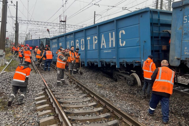 На железной дороге под Гатчиной 6 грузовых вагонов сошли с рельс - видео