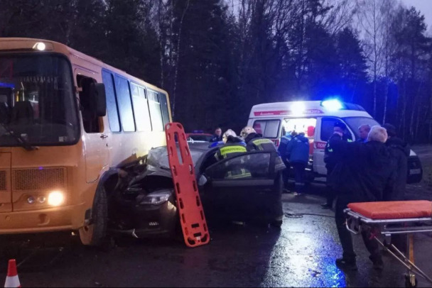 Подробности столкновения легковушки и автобуса с детьми под Лугой: пострадали пятеро