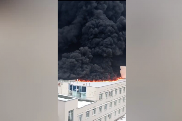 В Екатеринбурге горела поликлиника при больнице. Люди прыгали из окон, чтобы спастись