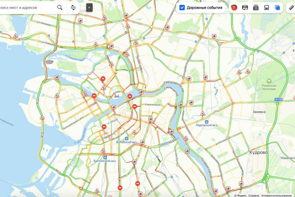 В Петербурге автомобилисты встали в пробки на фоне непогоды