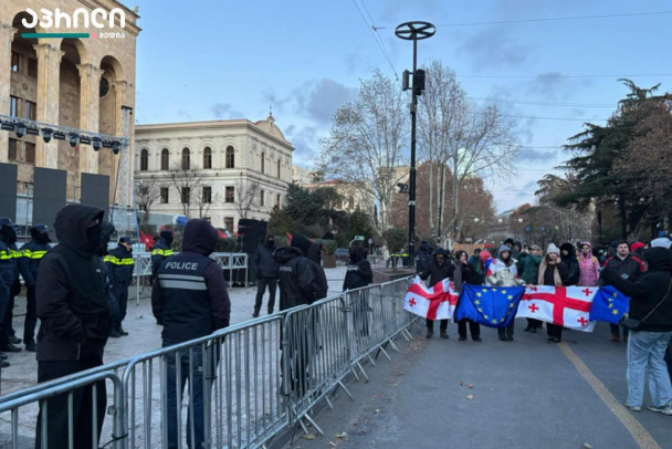 В Грузии - выборы президента с одним кандидатом. У парламента уже пинают мячи