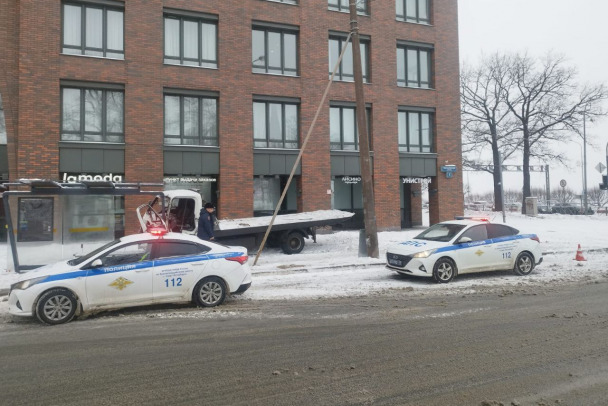 В Петербурге эвакуатор врезался в остановку. Пострадали трое, включая годовалого ребенка