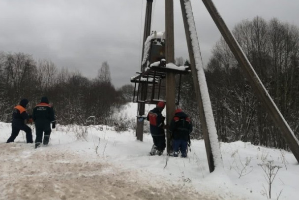 Спасатели эвакуировали семью из заснеженной деревни под Кингисеппом