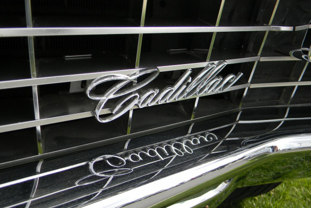 В Петербурге Cadillac влетел в кафе