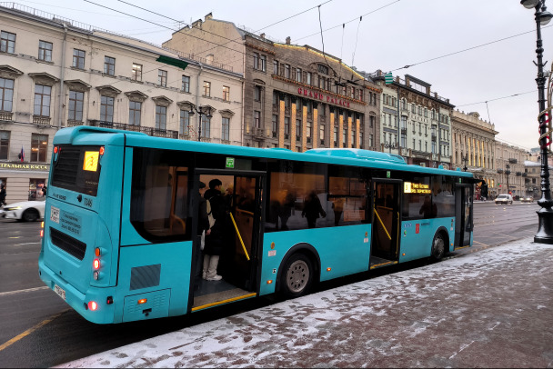 Петербурженка попала в больницу после поездки на автобусе. Она получила химический ожог