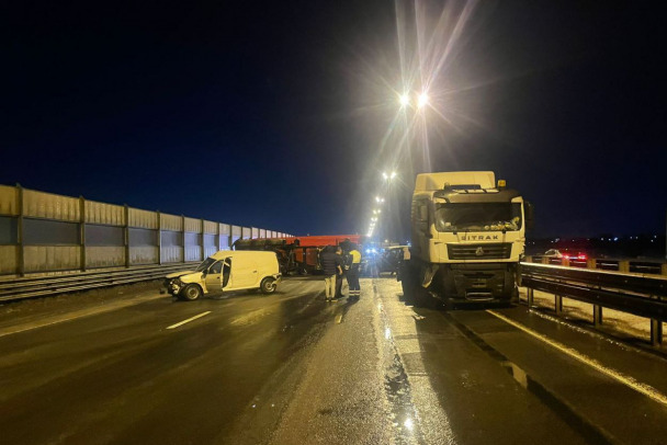 Под Гатчиной массовое ДТП перекрыло движение в сторону Пскова, один человек пострадал