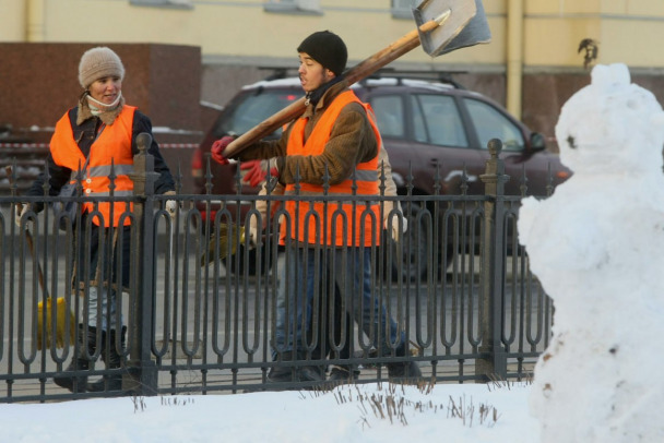 «Мигранты уехали в Дубай». Почему в Ленобласти не хватает дворников