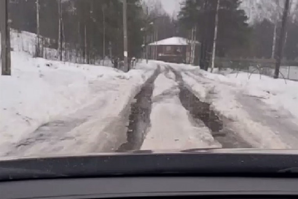 Видео: Автомобили вязнут в каше на дорогах в Киркино. Говорят, вытягивали и скорую