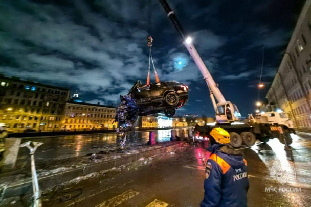 Машина рухнула в Фонтанку в центре Петербурга