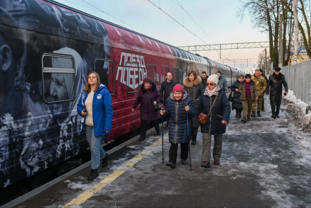 Поезд Победы покидает Гатчину, следующая остановка  Тихвин