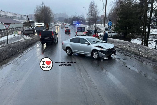 Две машины вылетели в кювет, третья  перекрыла дорогу. На въезде в Выборг собралась пробка из-за серьезного ДТП