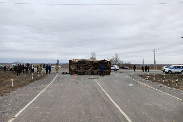 Полиция рассказала, почему школьный автобус врезался в иномарку под Волгоградом. Семеро детей в больнице, один погиб