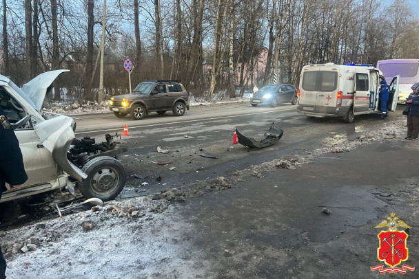 Увеличилось число пострадавших в аварии с автобусом под Кировском. Водителю легковушки могло стать плохо за рулем