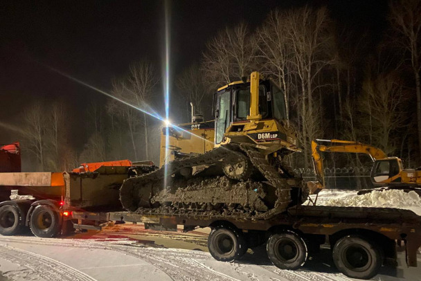 Десант Эконадзора увез с нелегальной свалки в Койрово очередной бульдозер. На участке уже десяток нарушений