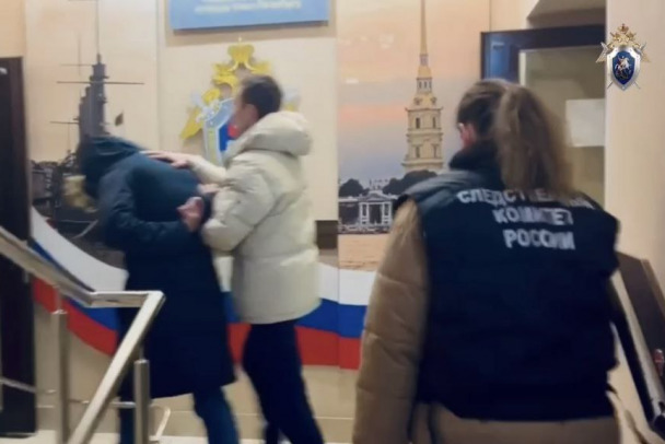 В Петербурге двое издевались над школьницей в запертой квартире. Одного арестовали