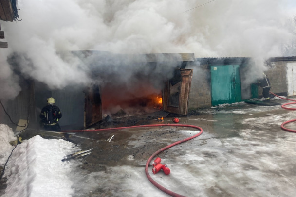 Фото: В Агалатово огонь охватил гараж. Но из его «объятий» успели вызволить автомобиль