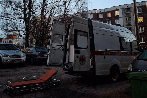 Держала за голову и пыталась успокоить. Скорая увезла девочку с судорогами из школы под Выборгом