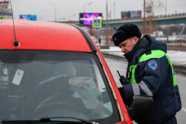 Тихвинец может лишиться иномарки за 60 долгов перед ГИБДД, жительница Выборга оплатила сразу 70