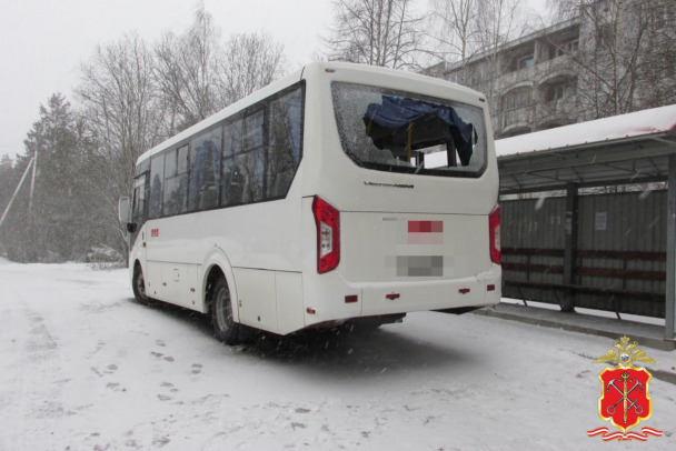 Под Приозерском неизвестный стрелял в автобус строителей