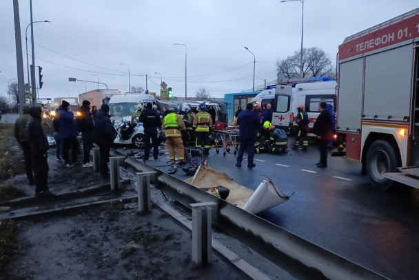 На въезде в Петербург - массовая авария с участием полиции