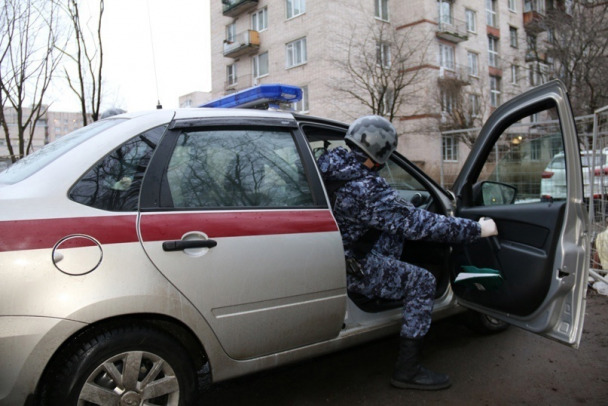 Посыпались угрозы, сверкнуло лезвие. Росгвардейцы усмирили нетрезвую женщину в Ломоносове