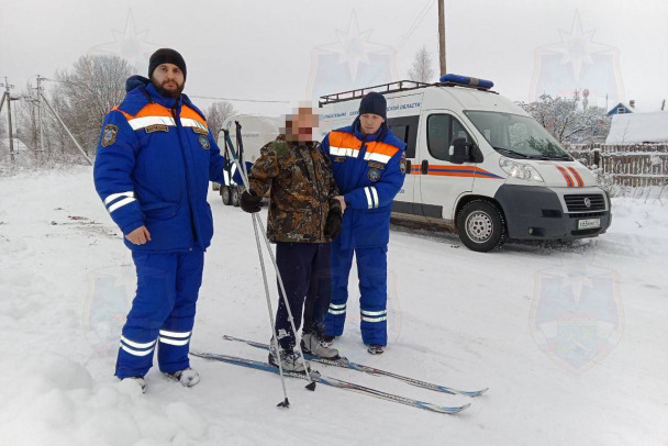 Спасатели передали врачам пожилого лыжника после опасной прогулки под Волховом