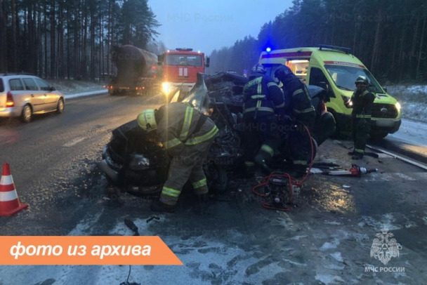 Лада влетела в столб в Волхове. Есть пострадавший