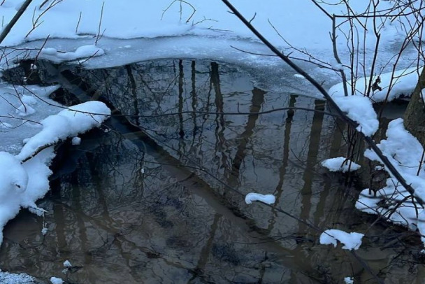 Течет речка. На Невском водоводе в Красном Бору произошла авария  фото, видео