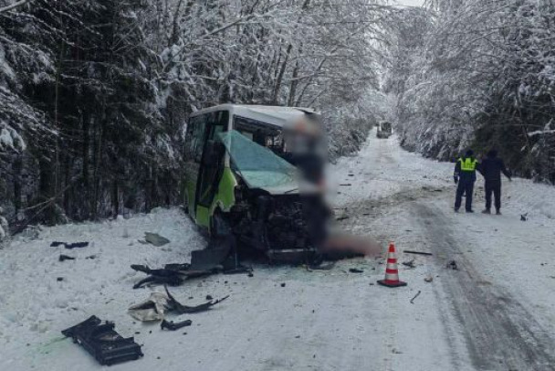 Последствия столкновения лесовоза с автобусом под Волховом - видео