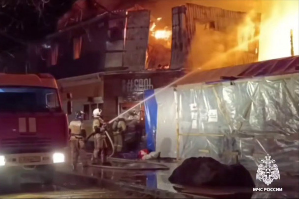 Видео: В Анапе тушат пожар в пансионате. Огонь перекинулся на штаб волонтеров