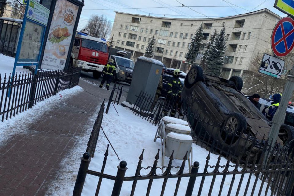 На набережной Петербурга машина с грохотом перевернулась на крышу