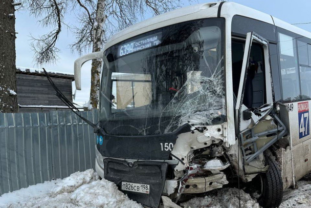 В Гостилицах в лоб пассажирскому автобусу влетела иномарка, есть пострадавшие