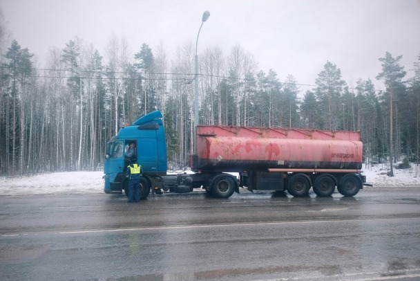 В Выборгском районе проверяют грузовой транспорт