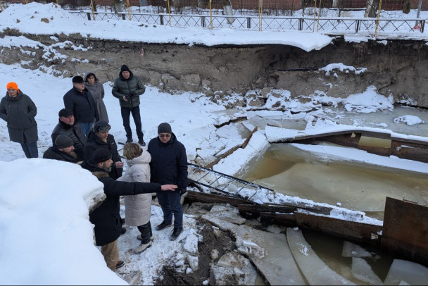 В Кировске решили проблему с ремонтом коллектора. Узнали, когда завершат работы